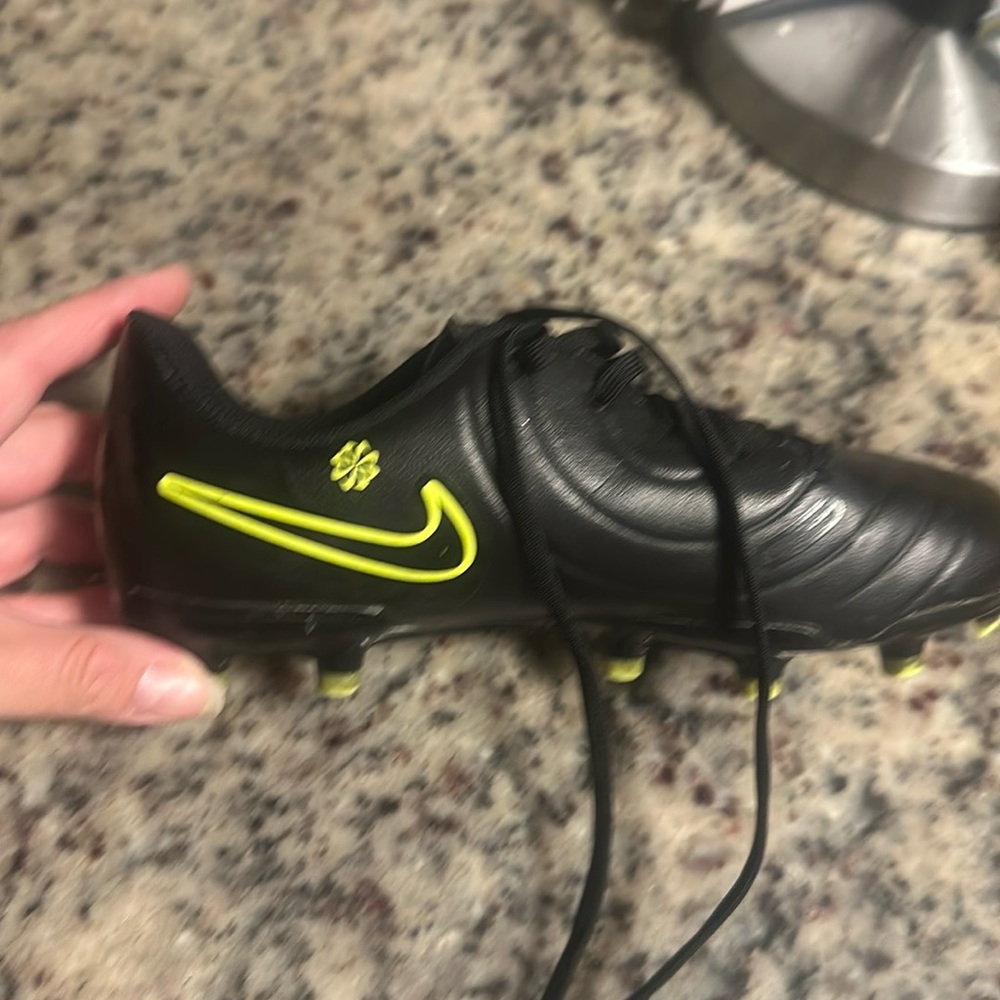 US 2Y boys cleats